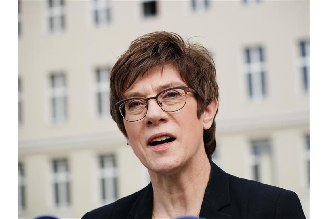 Kramp-Karrenbauer besucht Azubis im Freiwilligen Wehrdienst Annegret Kramp-Karrenbauer (CDU), Bundesministerin der Verteidigung, spricht. Foto: Michael Kappeler/dpa/Archivbild