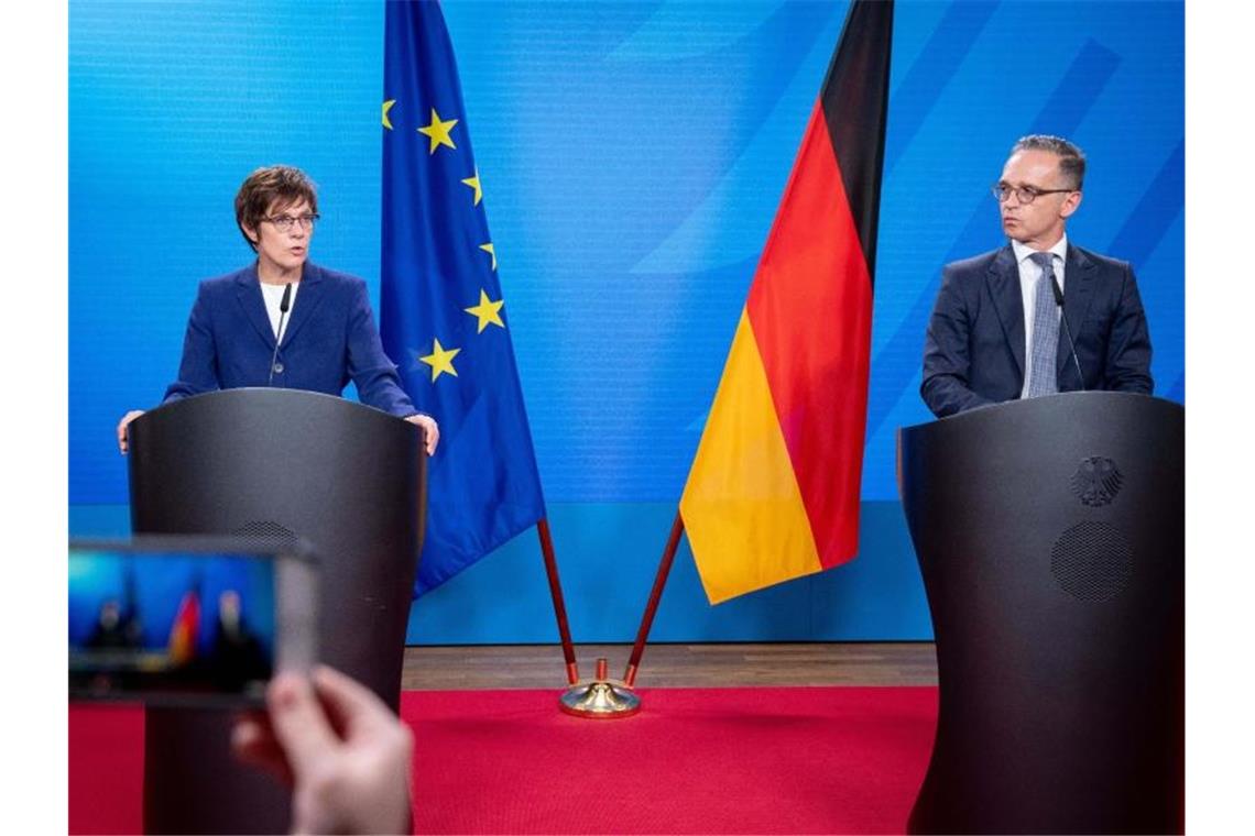 Annegret Kramp-Karrenbauer (CDU), Bundesministerin der Verteidigung, und Heiko Maas (SPD), Außenminister, geben eine Pressekonferenz zu den Evakuierungsmaßnahmen am Flughafen der afghanischen Hauptstadt Kabul im Auswärtigen Amt. Foto: Kay Nietfeld/dpa