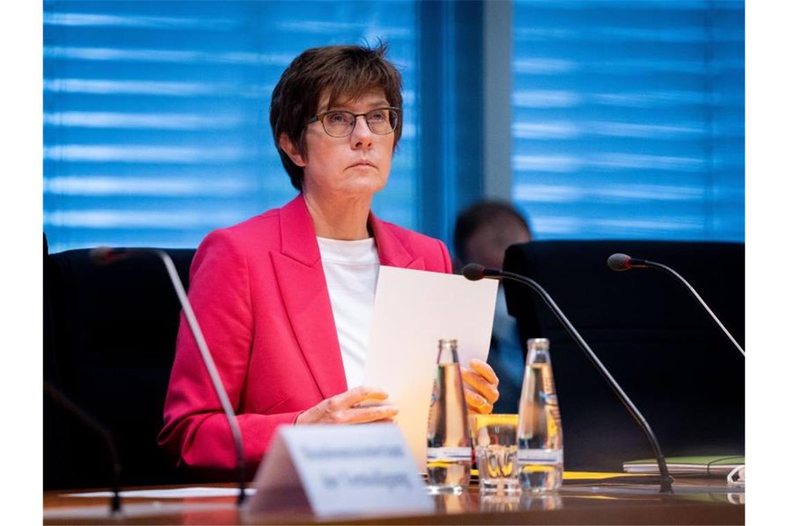 Annegret Kramp-Karrenbauer (CDU), Bundesministerin der Verteidigung, nimmt an der Sondersitzung des Verteidigungsausschusses des Bundestags teil. Foto: Kay Nietfeld/dpa