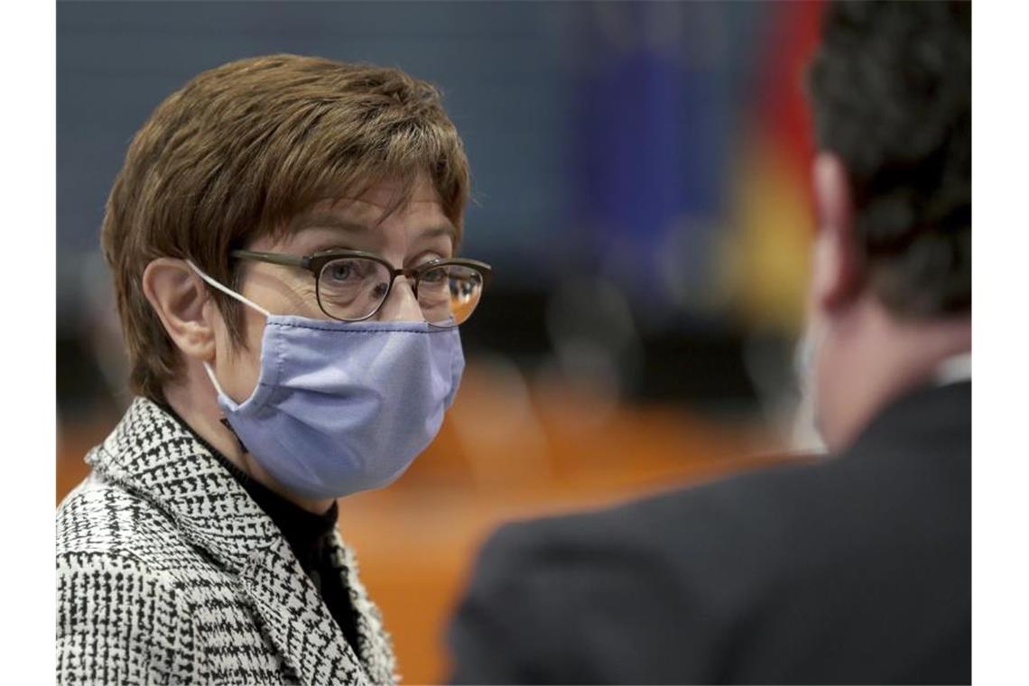 Annegret Kramp-Karrenbauer, CDU-Bundesvorsitzende und Verteidigungsministerin, will die Bundeswehr besser gegen feindliche Angriffe mit Drohnen rüsten. Foto: Michael Sohn/POOL AP/AP