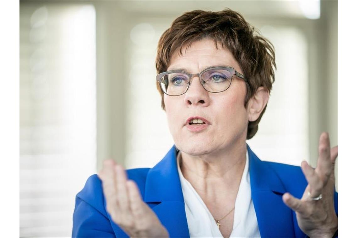 Annegret Kramp-Karrenbauer, CDU-Bundesvorsitzende und Verteidigungsministerin, während eines Interviews. Foto: Michael Kappeler/dpa