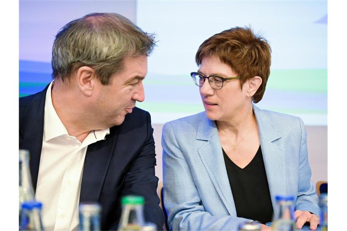 Annegret Kramp-Karrenbauer (CDU) im Gespräch mit Markus Söder (CSU). Foto: Nicolas Armer/dpa