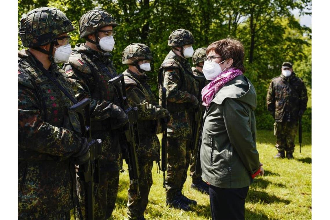 Annegret Kramp-Karrenbauer (CDU) spricht in der General-Dr.-Speidel-Kaserne bei ihrem Besuch des ABC-Abwehrbataillons 750 „Baden“ mit Rekruten. Foto: Uwe Anspach/dpa