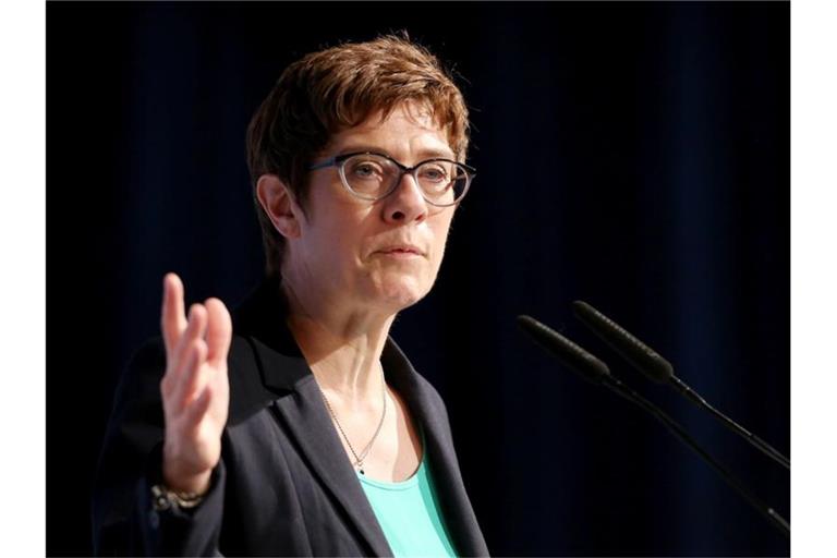 Annegret Kramp-Karrenbauer (CDU) spricht in ein Mikrofon. Foto: Roland Weihrauch/dpa/Archivbild