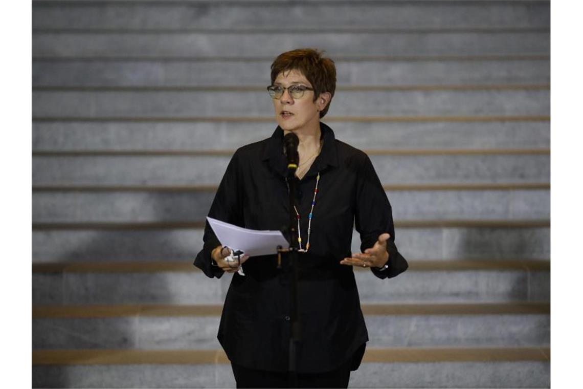 Koalition will Hilfen für den Mittelstand verlängern Annegret Kramp-Karrenbauer gibt die Einigung der Koalitionsspitzen bekannt. Foto: Markus Schreiber/Pool AP/dpa