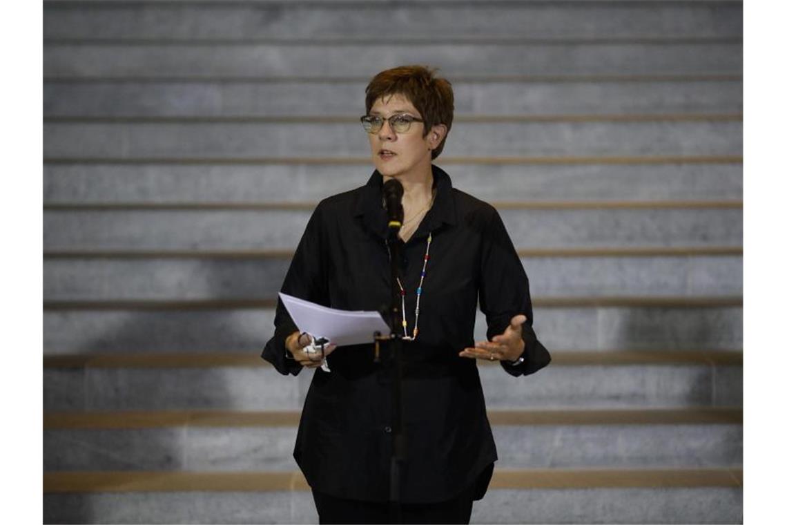 Annegret Kramp-Karrenbauer gibt die Einigung der Koalitionsspitzen bekannt. Foto: Markus Schreiber/Pool AP/dpa