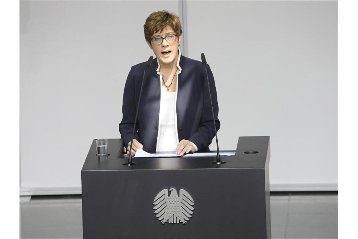 Annegret Kramp-Karrenbauer hält ihre Regierungserklärung; nachdem sie den Amtseid gesprochen hat: Foto: Wolfgang Kumm