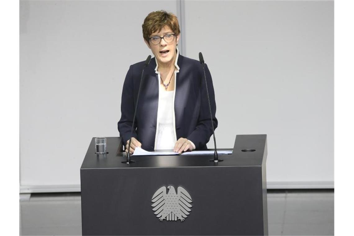 AKK will mehr Geld für die Truppe und wirbt für Nato-Ziele Annegret Kramp-Karrenbauer hält ihre Regierungserklärung; nachdem sie den Amtseid gesprochen hat: Foto: Wolfgang Kumm
