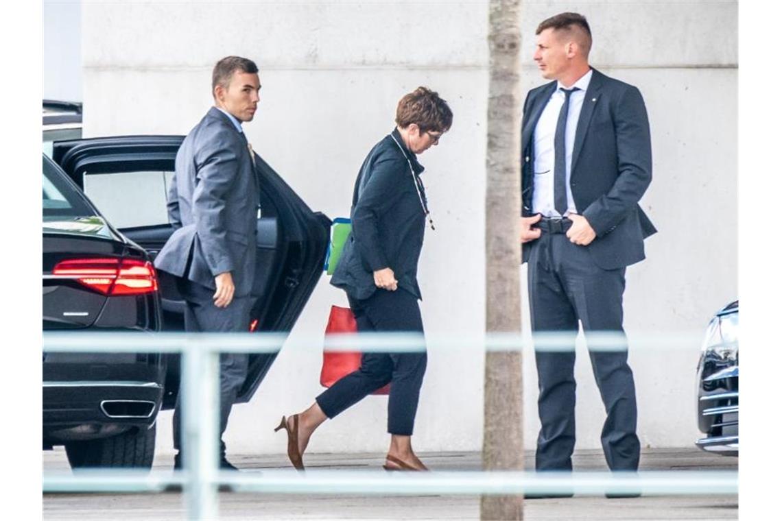 Annegret Kramp-Karrenbauer kommt zur Sitzung des Koalitionsausschuss im Kanzleramt. Foto: Michael Kappeler/dpa