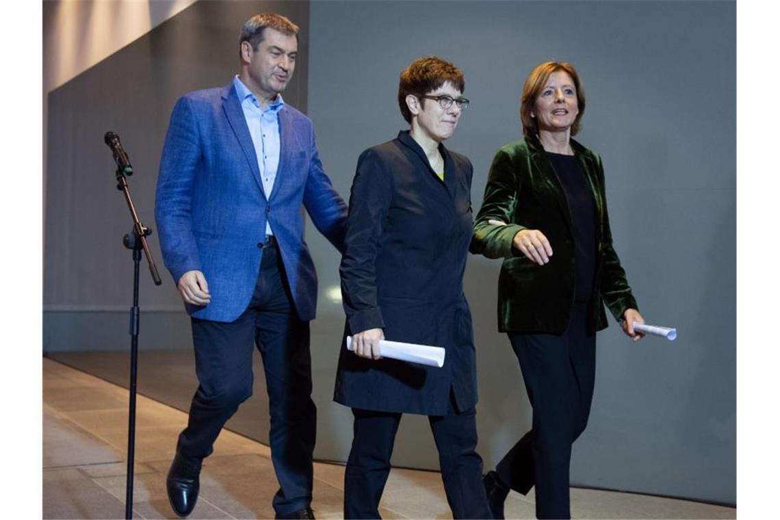 Grundrente beschlossen, GroKo noch nicht gerettet Annegret Kramp-Karrenbauer (M), CDU-Vorsitzende, Malu Dreyer (r), kommissarische SPD-Vorsitzende, und Markus Söder, CSU-Vorsitzender, gehen nach den Statements zum Koalitionsausschuss. Foto: Soeren Stache/dpa-Zentralbild/dpa
