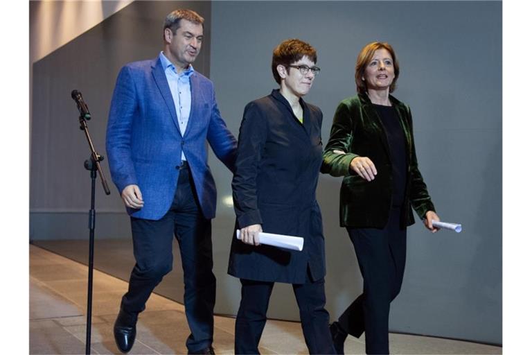 Annegret Kramp-Karrenbauer (M), CDU-Vorsitzende, Malu Dreyer (r), kommissarische SPD-Vorsitzende, und Markus Söder, CSU-Vorsitzender, gehen nach den Statements zum Koalitionsausschuss. Foto: Soeren Stache/dpa-Zentralbild/dpa