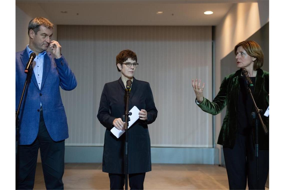 Annegret Kramp-Karrenbauer (M), CDU-Vorsitzende, Malu Dreyer (r), kommissarische SPD-Vorsitzende, und Markus Söder, CSU-Vorsitzender, geben nach dem Koalitionsausschuss Statements. Foto: Soeren Stache/dpa-Zentralbild/dpa