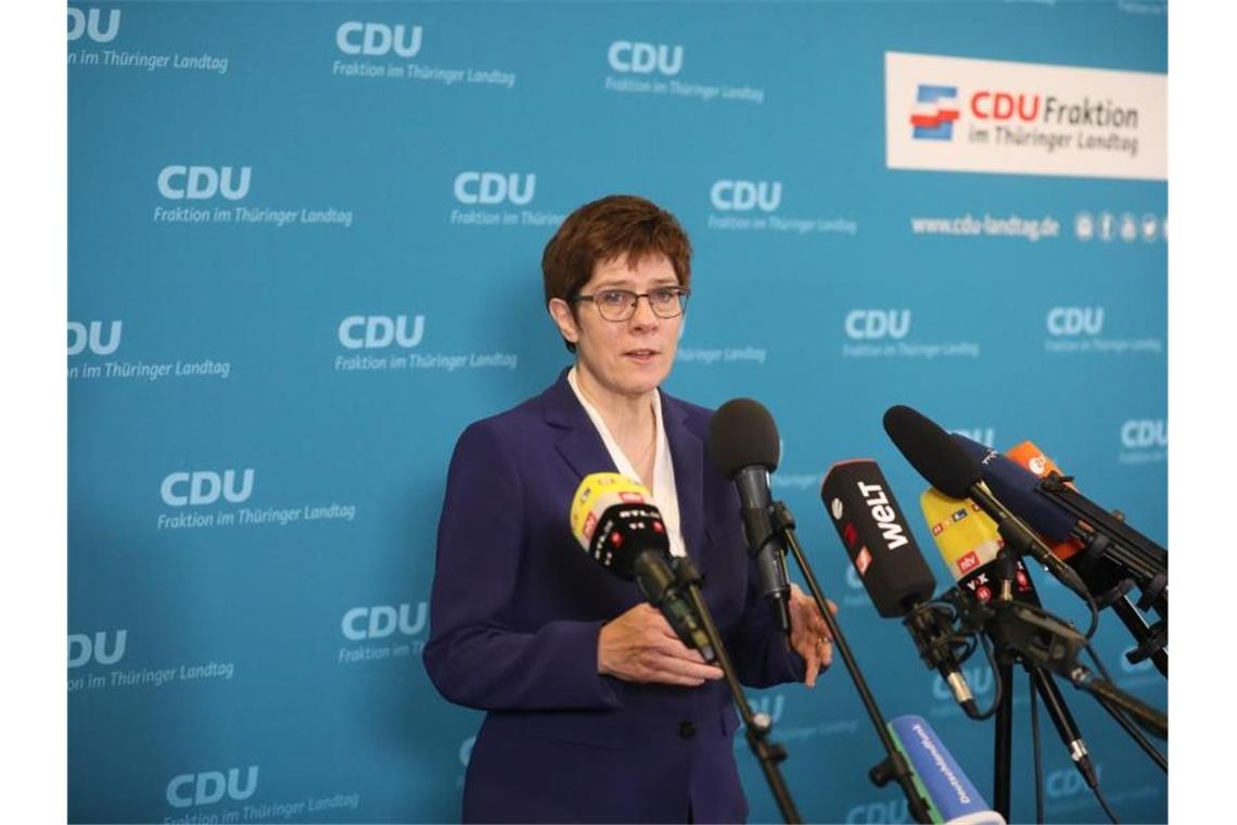 Annegret Kramp-Karrenbauer nach dem Krisengespräch mit CDU-Politikern in Thüringen während einer Pressekonferenz. Foto: Bodo Schackow/dpa-Zentralbild/dpa