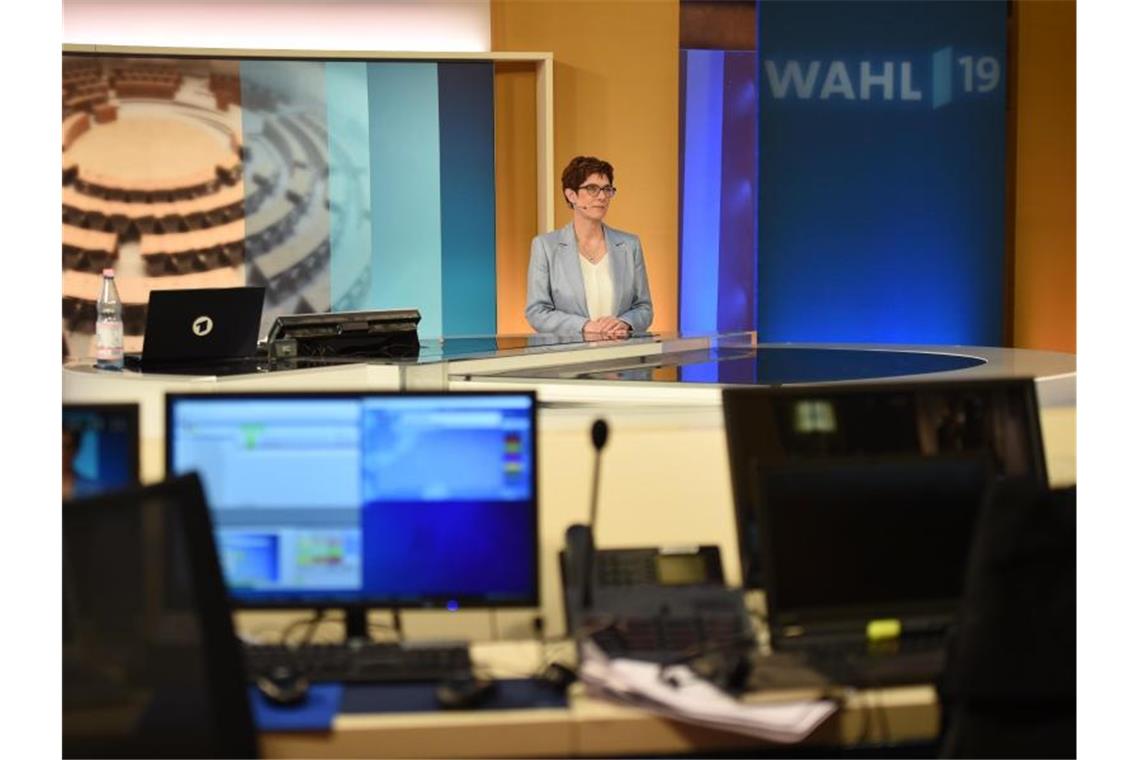 Annegret Kramp-Karrenbauer, Parteivorsitzende der CDU, steht während einer Schalte im Wahlstudio der ARD. Foto: Gregor Fischer