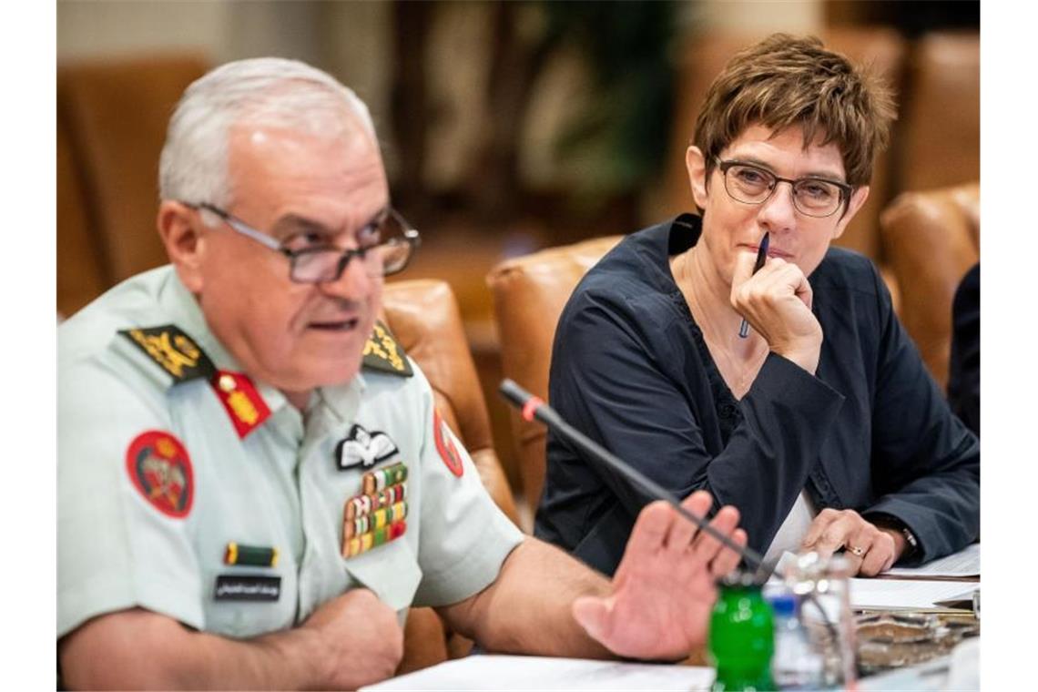 Annegret Kramp-Karrenbauer sitzt bei einer Besprechung neben Yousef Huneiti, dem Armeechef von Jordanien. Foto: Michael Kappeler