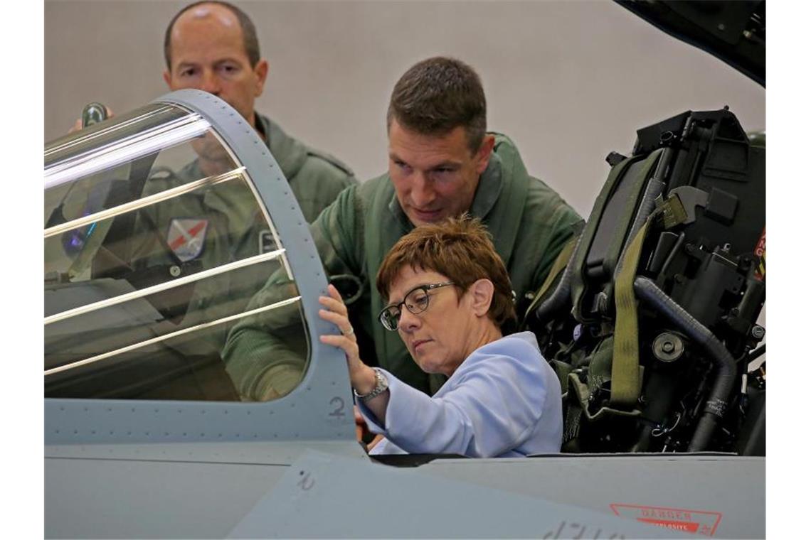 Annegret Kramp-Karrenbauer sitzt im Cockpit eines Eurofighters (Archiv). Foto: Oliver Berg/dpa
