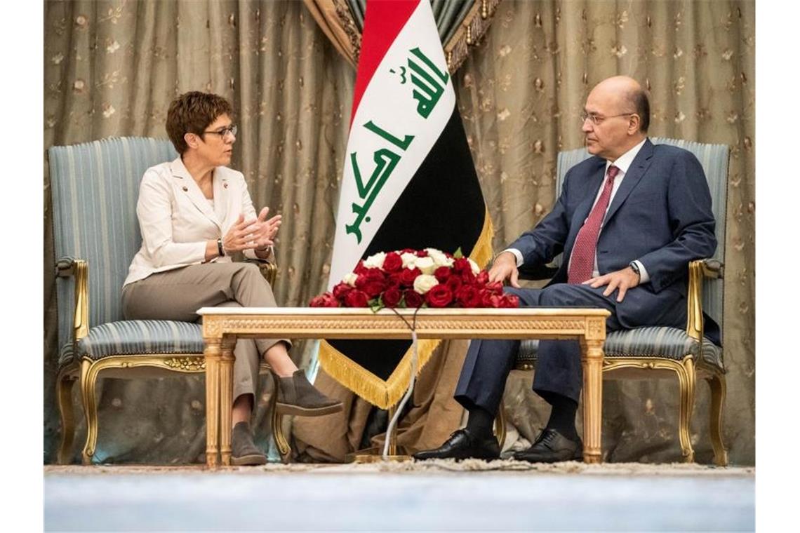 Kramp-Karrenbauer im Irak Annegret Kramp-Karrenbauer spricht mit dem irakischen Staatspräsidenten Barham Salih. Foto: Michael Kappeler