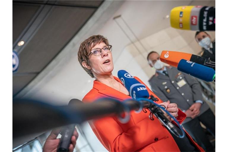 Annegret Kramp-Karrenbauer spricht nach der Sitzung des Verteidigungsausschusses im Bundestag. Foto: Michael Kappeler/dpa