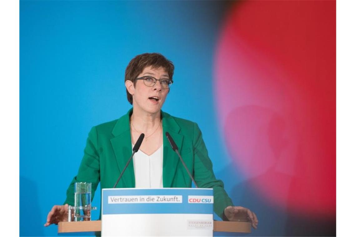 Annegret Kramp-Karrenbauer spricht zum Abschluss der Klausur der Präsidien von CDU und CSU in Dresden. Foto: Sebastian Kahnert