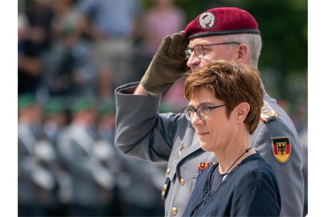 AKK will mehr Geld für die Truppe und wirbt für Nato-Ziele