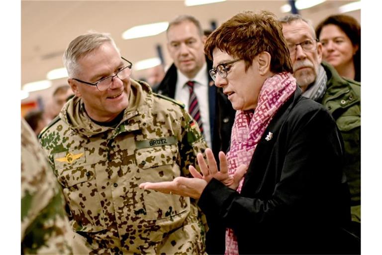 Annegret Kramp-Karrenbauer unterhält sich in Masar-i-Scharif mit Bundeswehr-Brigadegeneral Jürgen Brötz. Foto: Britta Pedersen/dpa-Zentralbild/dpa