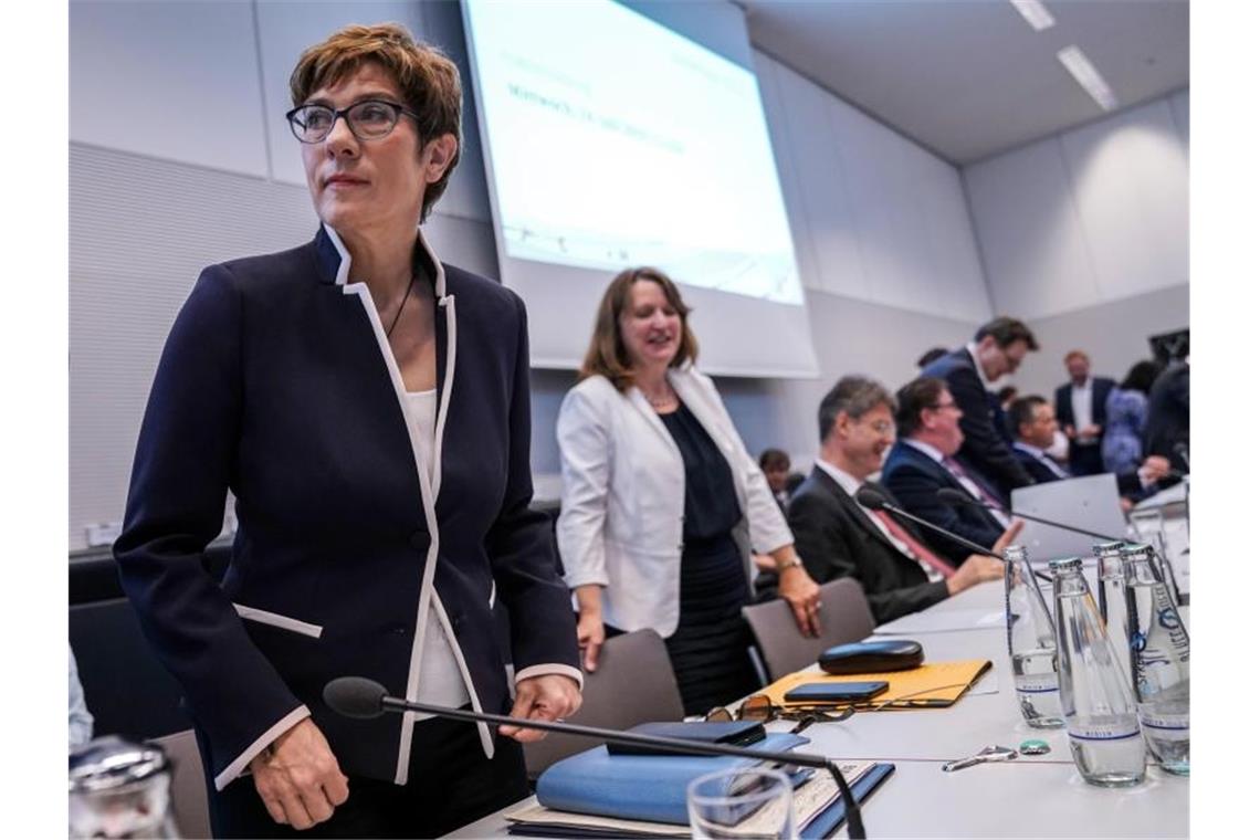 AKK will mehr Geld für die Truppe und wirbt für Nato-Ziele Annegret Kramp-Karrenbauer vor der Sondersitzung des Bundestags im Paul-Löbe-Haus. Foto: Michael Kappeler