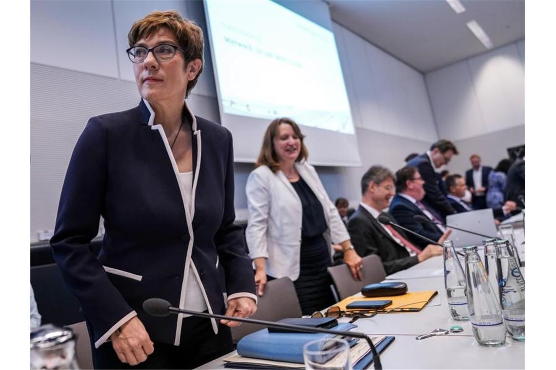 Annegret Kramp-Karrenbauer vor der Sondersitzung des Bundestags im Paul-Löbe-Haus. Foto: Michael Kappeler