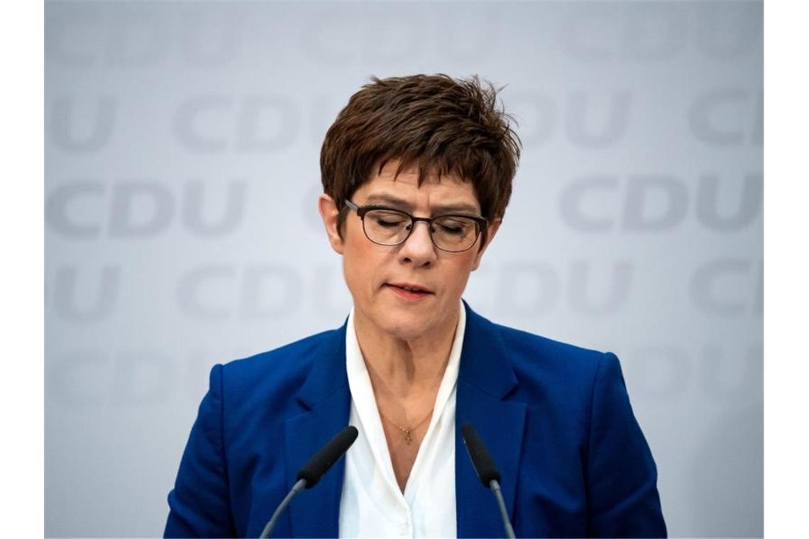 Annegret Kramp-Karrenbauer, Vorsitzende der CDU, äußert sich bei einer Pressekonferenz nach den Gremiensitzungen der CDU im Konrad-Adenauer-Haus. Foto: Bernd von Jutrczenka/dpa