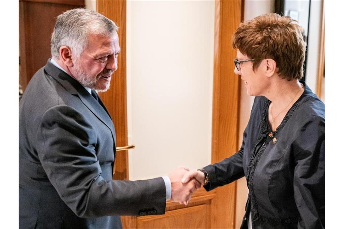 Kramp-Karrenbauer will Einsatz gegen IS fortsetzen Annegret Kramp-Karrenbauer wird von König Abdullah II. im Palast in Amman begrüßt. Foto: Michael Kappeler