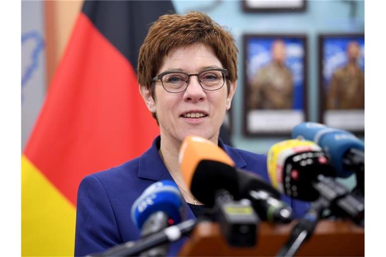 Annegret Kramp-Kartenbauer spricht zu den Journalisten im Hauptquartier des deutschen Einsatzkontingents Kosovo Force (KFOR). Foto: Britta Pedersen/dpa-Zentralbild/dpa