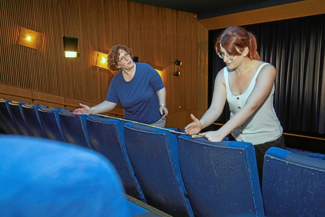 Annegret (links) und Julia Eppler messen im Kino Universum aus, welche Plätze belegt werden können, damit die Abstandsregelung eingehalten wird. Foto: A. Becher