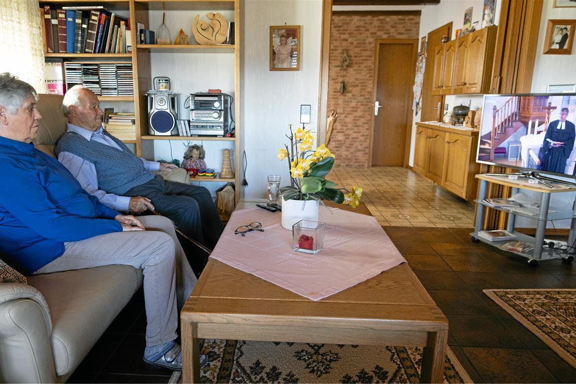Anneliese und Walter Schadt schauen den Kirchberger Gottesdienst jeden Sonntag bei sich daheim auf dem Fernseher an. Fotos: Alexander Becher