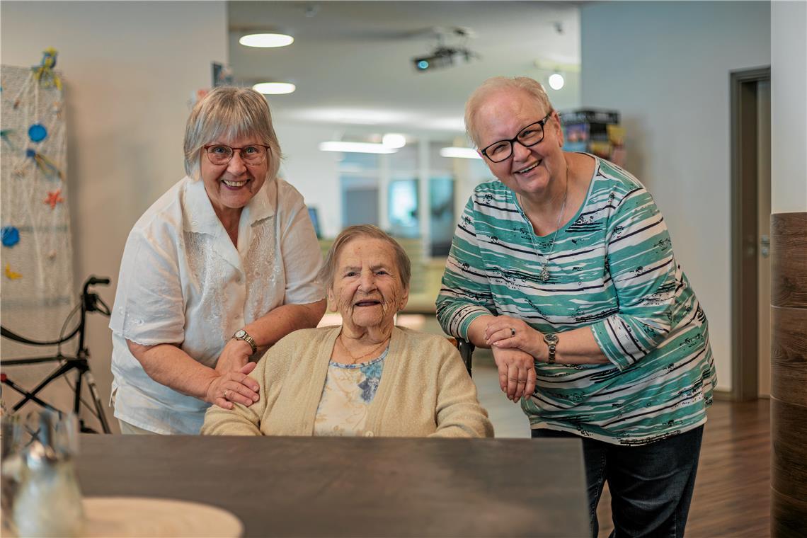 Murrhardt: Anna Erlenbusch wird heute 101 Jahre alt Annemarie Schmidinger (links) und Helga Grün (rechts) mit ihrer Mutter Anna Erlenbusch im Café des Erich-Schumm-Stifts. Da die beiden Töchter in der Nähe leben, können sie regelmäßig vorbeischauen. Besonders freuen sie sich, dass das auch die Enkel tun. Foto: Stefan Bossow