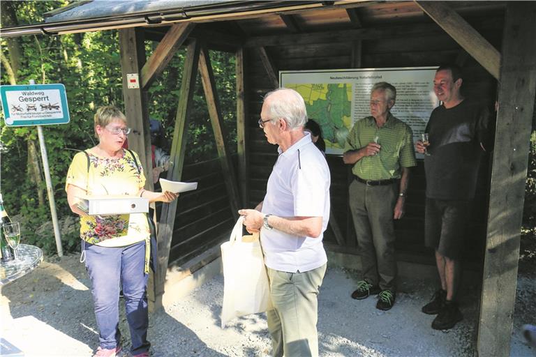 Annette Pauleit überreicht Erwin Wägerle alte Unterlagen ihres Vaters, der den Naturlehrpfad einstens initiiert hat, sowie einen Zeitungsbericht: Der erneuerte Naturlehrpfad bei Kirchberg an der Murr ist nun offiziell seiner Bestimmung übergeben worden. Foto: A. Becher