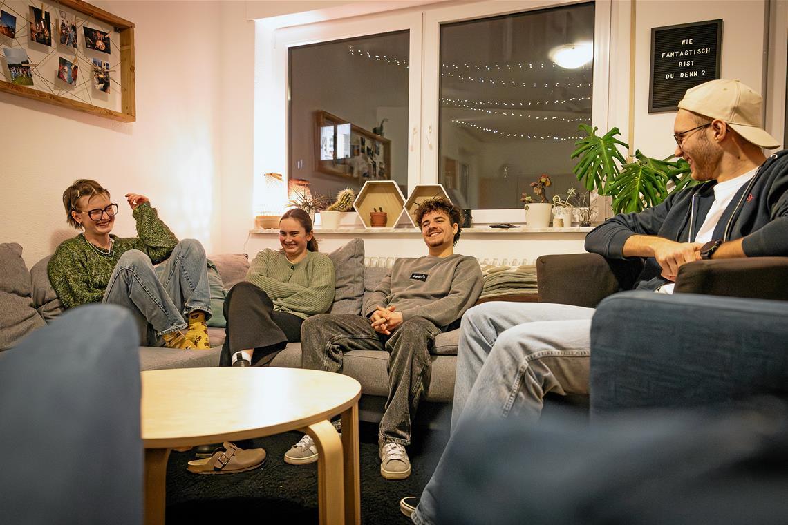 Annika, Fine, Tobi und Tim (von links) sind mit dem christlichen Glauben groß geworden. Als junge Erwachsene engagieren sie sich nun selbst in der Jugendarbeit ihrer Gemeinde. Foto: Alexander Becher