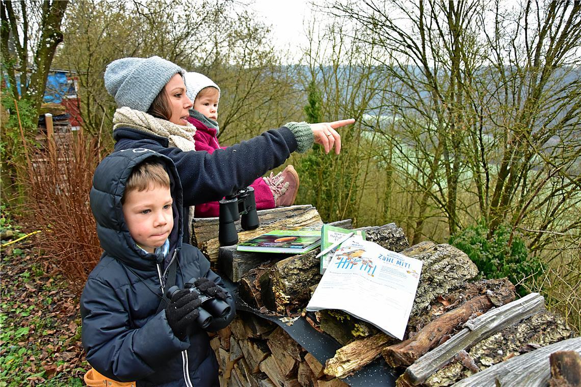 Der Kernbeißer sorgt für Jubelrufe Annika Klöpf und ihre Familie (hier Sohn Michel und Tochter Leni) beobachten Vögel nicht nur an der Kante zum steil abfallenden Hang am Fuße ihres Hauses, sondern gerne auch vom Wohnzimmer aus. Fotos: Tobias Sellmaier