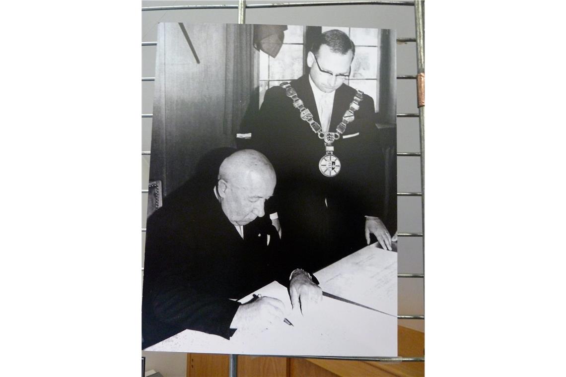 Annonays Bürgermeister Daniel Aimé und Backnangs OB Martin Dietrich unterzeichneten 1966 in Annonay und 1967 in Backnang die Partnerschaftsurkunde.  Archivfoto
