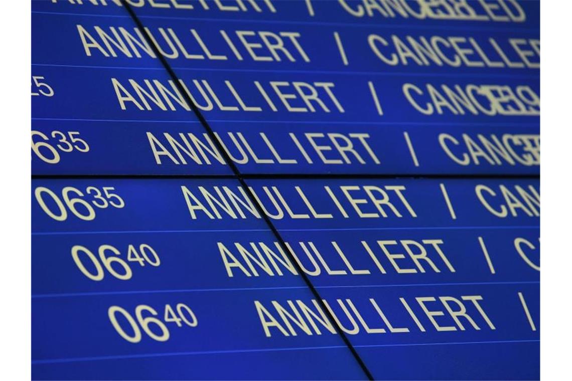 Annulierte Flüge sind auf dem Flughafen in Stuttgart auf der Anzeigetafel vermerkt. Foto: Marijan Murat/dpa/Archivbild