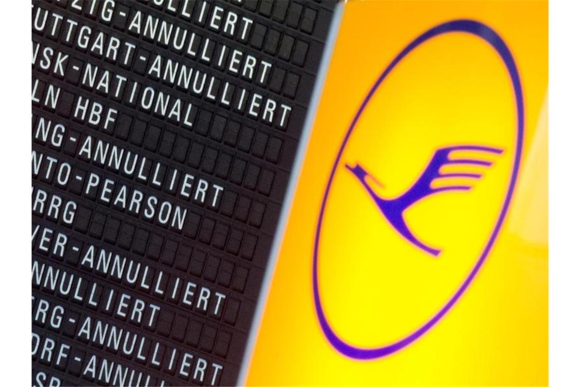Flugbegleiter-Streik trifft 180.000 Lufthansa-Passagiere Annulierte Flüge: Der für Donnerstag geplante Streik der Flugbegleiter bei der Lufthansa kann stattfinden. Foto: Boris Roessler/dpa