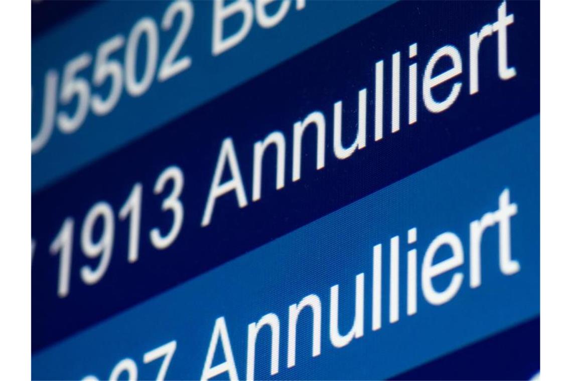 Erneute Flugausfälle wegen Germanwings-Streik "Annulliert" steht auf einer Anzeige im Flughafen Düsseldorf für zwei Flüge der Fluggesellschaft Germanwings. Foto: Marcel Kusch/dpa