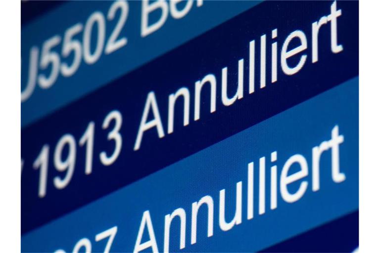 "Annulliert" steht auf einer Anzeige im Flughafen Düsseldorf für zwei Flüge der Fluggesellschaft Germanwings. Foto: Marcel Kusch/dpa