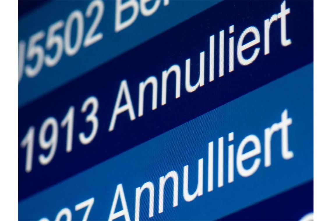 "Annulliert" steht auf einer Anzeige im Flughafen für zwei Flüge der Fluggesellschaft Germanwings. Foto: Marcel Kusch/dpa