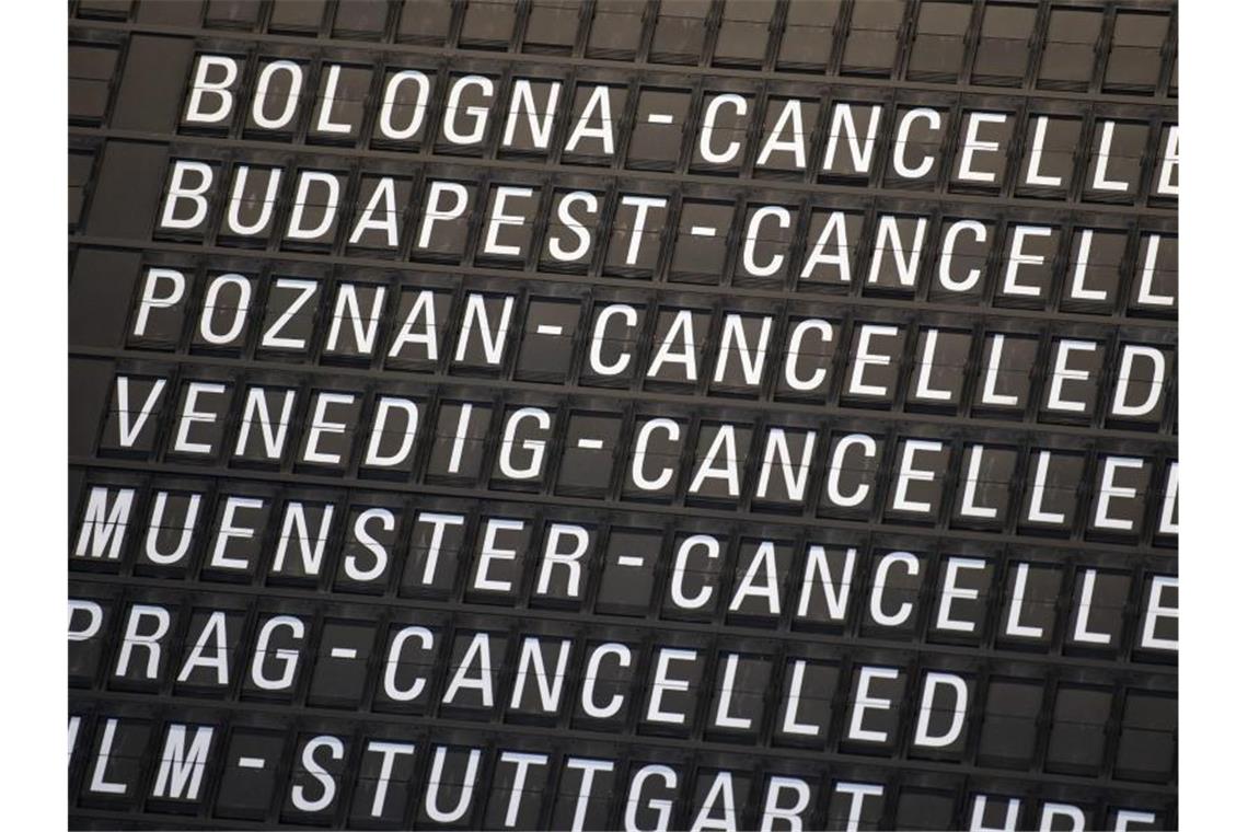 Annullierte Flüge und abgesagte Bahnfahrten in der Corona-Krise lassen die Zahl der Kundenbeschwerden in die Höhe schnellen. Foto: Boris Roessler/dpa