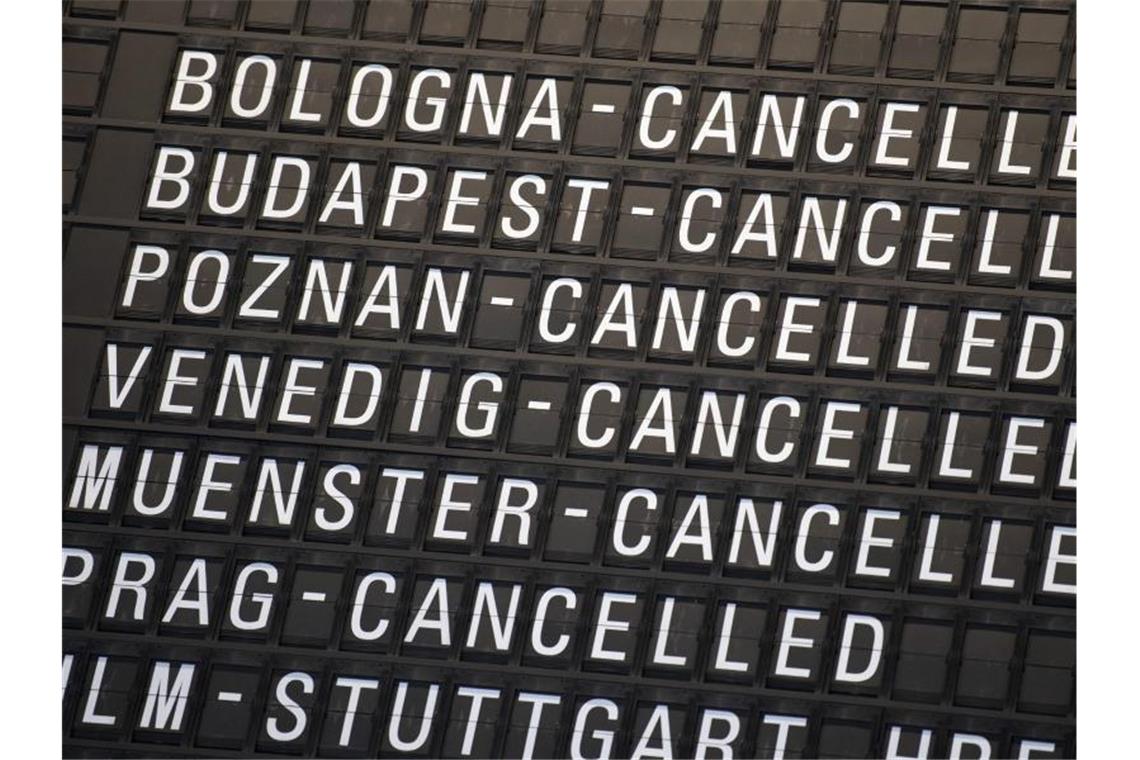 Corona-Reisefrust löst Beschwerdeflut aus Annullierte Flüge und abgesagte Bahnfahrten in der Corona-Krise lassen die Zahl der Kundenbeschwerden in die Höhe schnellen. Foto: Boris Roessler/dpa