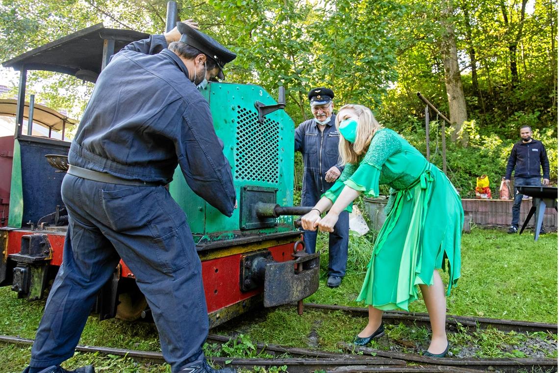 Tour de Landschaft mit vielen Facetten Anpacken war für Leonie Treml auf dem Gelände der Gartenbahn angesagt.