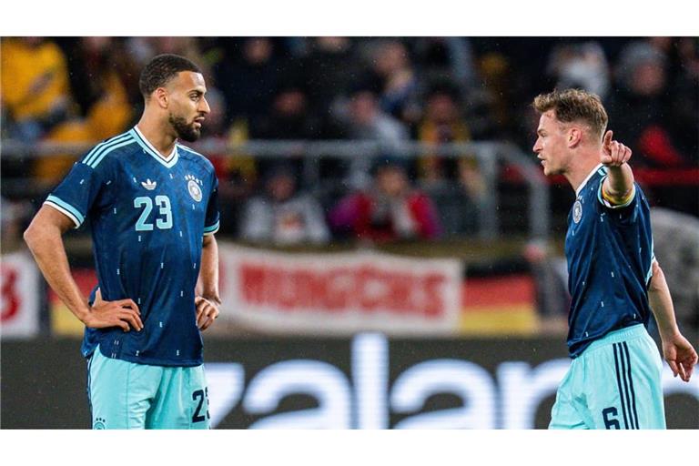 Ansage des Kapitäns: Joshua Kimmich (rechts) erklärt dem Stuttgarter Josha Vagnoman, wie es in der Nationalmannschaft zu laufen hat.