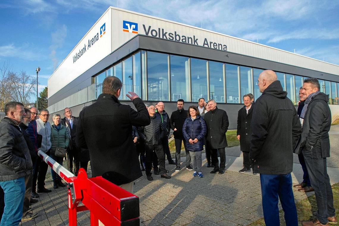 Anschauungsunterricht für Gemeinderat und Verwaltungsspitze: So ähnlich wie die Rottenburger Volksbank-Arena könnte die neue Sporthalle auf der Maubacher Höhe aussehen. Fotos: K. Franke