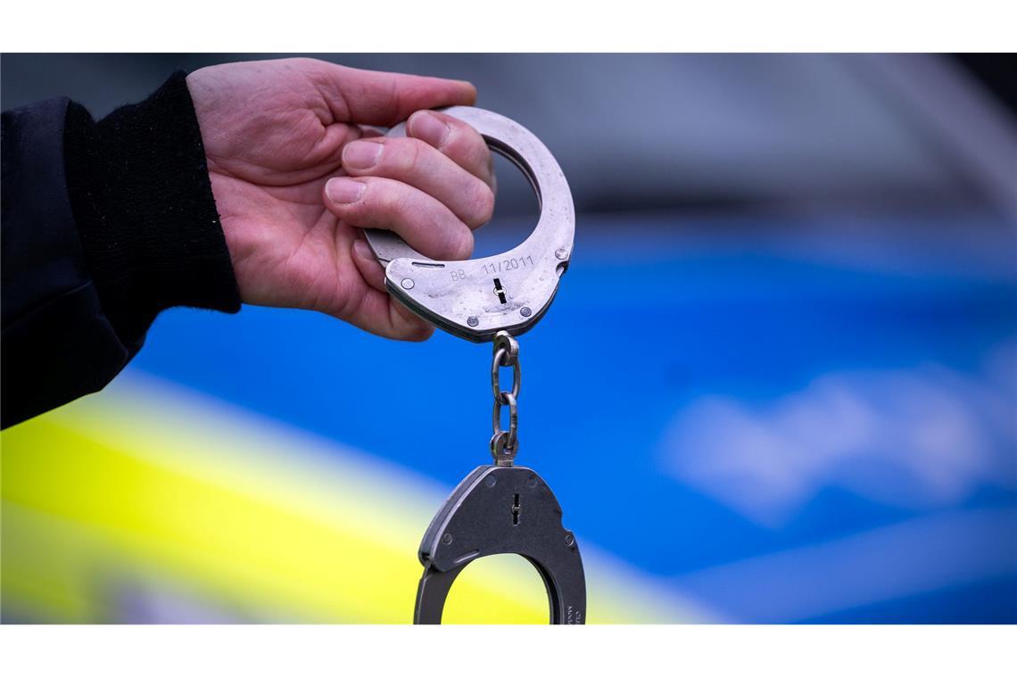 Anschlag auf Asylheim in Brandenburg vereitelt - Haftbefehl Anschlag auf Asylheim verhindert: Ermittler in Sachsen nehmen 21-Jährigen fest (Symbolbild)