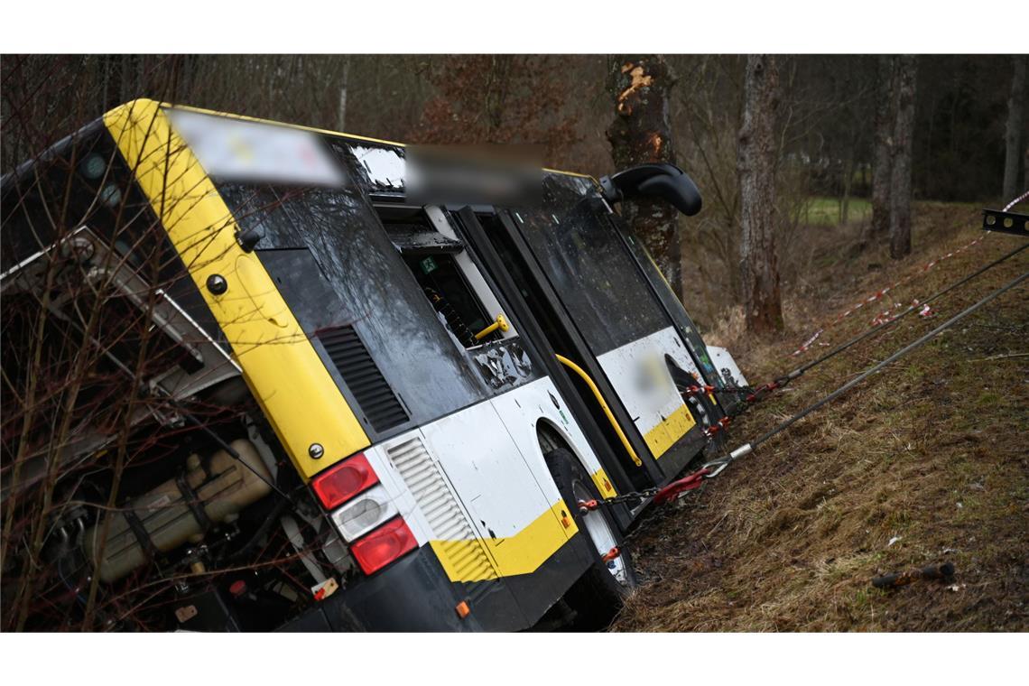 Anschließend sei das Fahrzeug bei dem Unfall im Kreis Calw gegen einen Baum geprallt, teilte die Polizei mit.