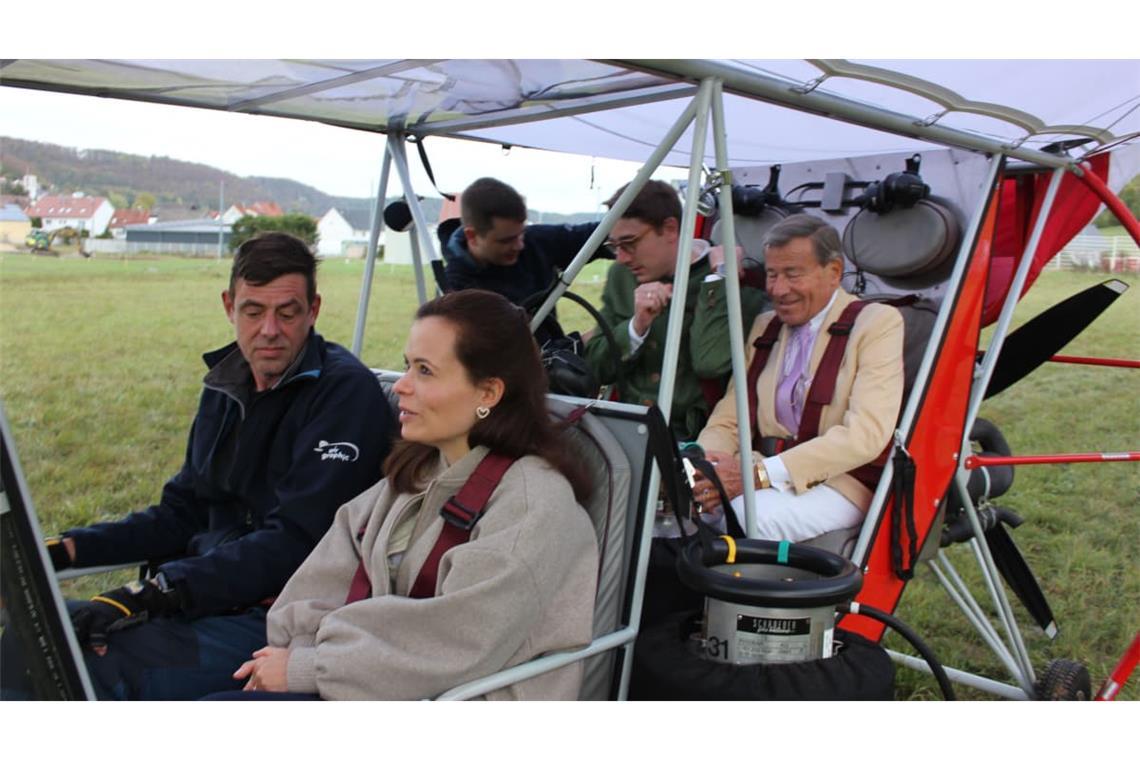 Anschnallen zur großen Fahrt über Burladingen. Vorne in der Kanzel des Trigema-Luftschiffs: Pilot David Hasenclever und Bonita Grupp, hinten Wolfgang Grupp und Bürgermeister Davide Licht.
